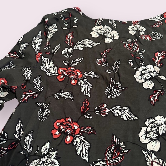 Women's cupcakes & cashmere Dark Gray Floral Blouse Tie And Sleeve Detail Medium - Picture 13 of 15